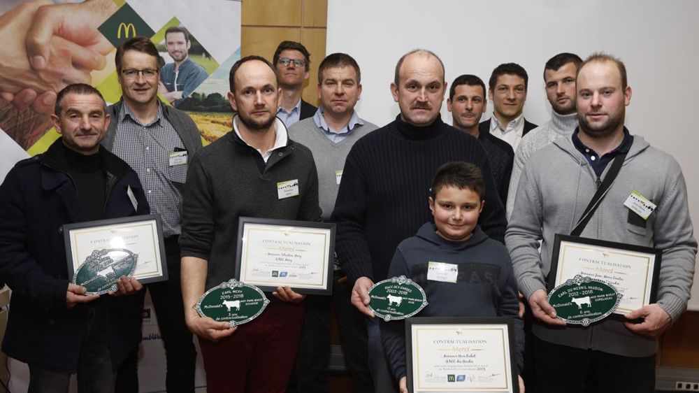 Des éleveurs de bovins reçoivent leur diplôme. ©  McDonald’s France