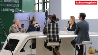 Rosanne Aries (journaliste de La France Agricole), Christiane Lambert (présidente de la FNSEA), Jean-Marie Savalle (président fondateur du groupe Isagri), Sébastien Prin (responsable du marché de l'agriculture à la Confédération nationale du Crédit mutuel) et Serge Zaka (agroclimatologue), au Sima le 8 novembre 2022. Rosanne Aries (journaliste de La France Agricole), Christiane Lambert (présidente de la FNSEA), Jean-Marie Savalle (président fondateur du groupe Isagri), Sébastien Prin (responsable du marché de l'agriculture à la Confédération nationale du Crédit mutuel) et Serge Zaka (agroclimatologue), au Sima le 8 novembre 2022.