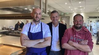 Pour Xavier Beaudiment, chef étoilé, Hervé Kratiroff, président de Solexia, et Sébastien Porte, éleveur (de gauche à droite), "le poulet du Bourbonnais offre une chair fine, persillée et goûteuse". Pour Xavier Beaudiment, chef étoilé, Hervé Kratiroff, président de Solexia, et Sébastien Porte, éleveur (de gauche à droite), "le poulet du Bourbonnais offre une chair fine, persillée et goûteuse".