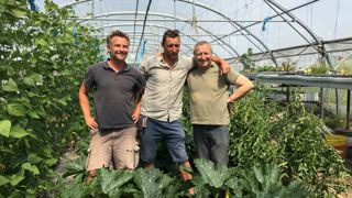 En 2021, Matthieu et Thibault (à gauche) ont repris ensemble la ferme de leur père, Christian (à droite). En 2021, Matthieu et Thibault (à gauche) ont repris ensemble la ferme de leur père, Christian (à droite).