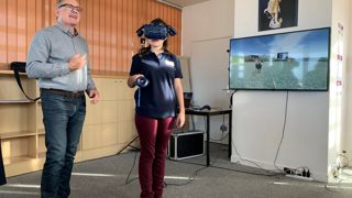 Un casque de réalité virtuelle permet de découvrir les premières étapes du dressage d'un chien de troupeau. Un casque de réalité virtuelle permet de découvrir les premières étapes du dressage d'un chien de troupeau.