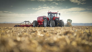Case IH introduit le Puma 260 CVXDrive, un modèle supplémentaire de 280 ch de puissance maximale. Case IH introduit le Puma 260 CVXDrive, un modèle supplémentaire de 280 ch de puissance maximale.