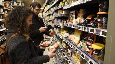 Plus de 4 consommateurs sur cinq prennent le temps de consulter, en magasin ou à la maison, les labels et logos qui figurent sur les produits alimentaires. Plus de 4 consommateurs sur cinq prennent le temps de consulter, en magasin ou à la maison, les labels et logos qui figurent sur les produits alimentaires.