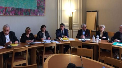À droite les représentants des retraités agricoles, à gauche les parlementaires, lors d’une présentation du projet de loi à la presse, le 7 mars à 12 heures. © S. Bergot/GFA