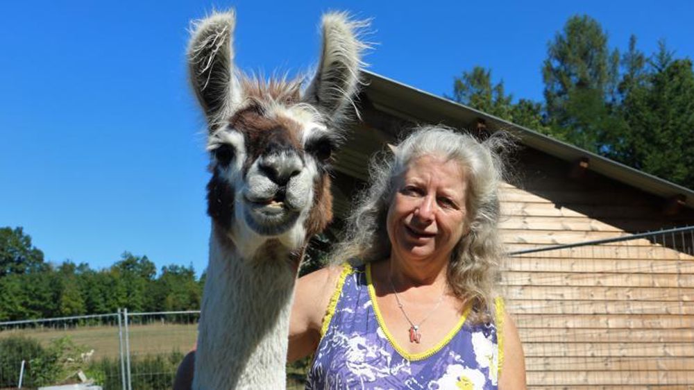 Murielle Bastit et l’un de ses lamas. © Monique Roque Marmey