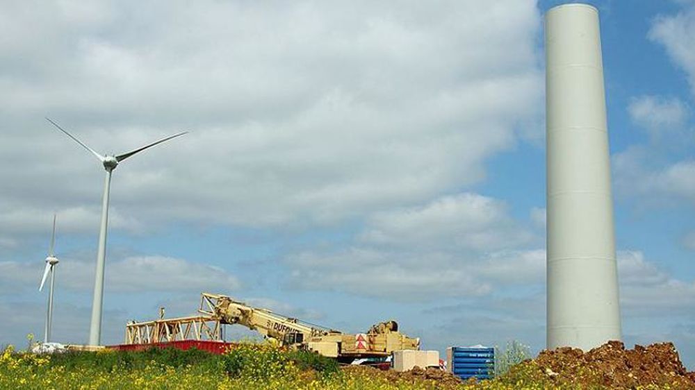 Éoliennes en cours d’assemblage. © Wikipédia