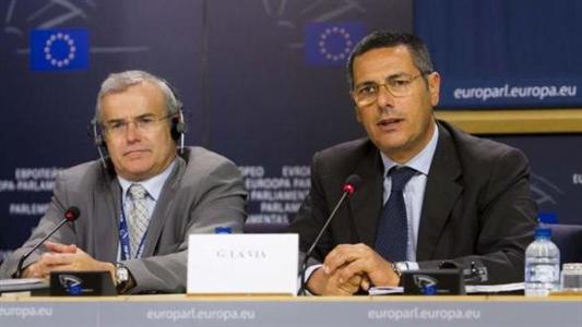 Michel Dantin, eurodéputé français (à gauche)et l'italien Giovanni La Via (à dr.) 