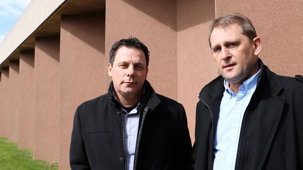 Daniel Coulonval (à gauche), producteur laitier belge, est venu présenter une mesure d’urgence mise en place en 2015 dans son pays à l’invitation du président de la FDSEA des Côtes-d’Armor, Didier Lucas (à droite). © I. Lejas/GFA