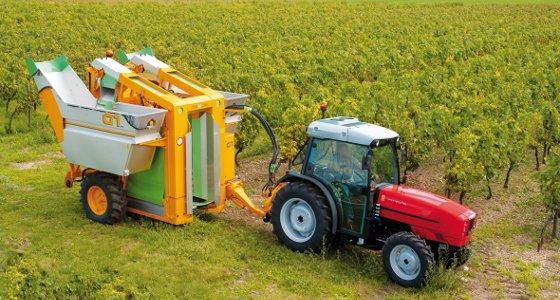Tracteur Same et machine à vendanger trainée Grégoire G1