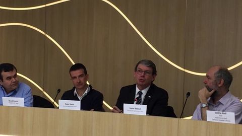 « On fera tout ce qu’il faut pour avoir des études complémentaires permettant d’apporter des éléments supplémentaires afin de répondre à cette inquiétude des concitoyens et pouvoirs publics sur les effets du glyphosate », a souligné le directeur général de l’Anses, Roger Genet (deuxième à droite). © C. Fricotté/GFA