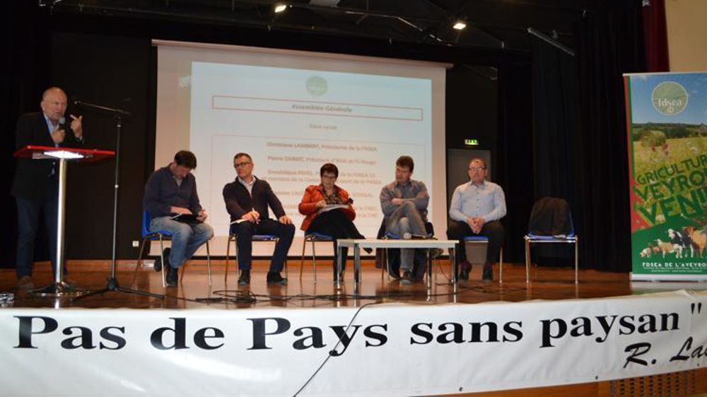 De gauche à droite, assis : Dominique Fayel, président de la FDSEA de l’Aveyron et membre de la commission de l’exportation à la FNSEA, Damien Lacombe, président de Sodiaal, Christiane Lambert, présidente de la FNSEA, Joël Mazars, éleveur caprin (FNEC) et coresponsable du groupe Cose !, Pierre Cabrit, président de Fil Rouge. © Florence Jacquemoud