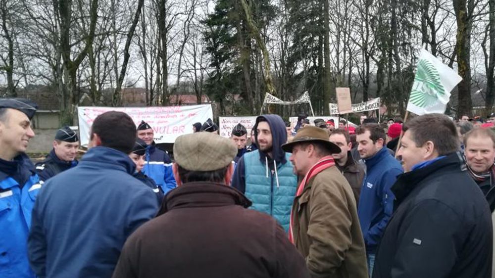 Alors que l’assemblée avait été déplacée au dernier moment « pour des raisons de sécurité » en dehors de la zone du parc, une mobilisation pacifique était organisée à l’appel des FDSEA-JA et de l’association pour la liberté des hommes et des territoires. © A. Bréhier