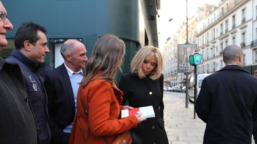 De gauche à droite, Gérard Landrieu, maire de Prévenchères (Lozère), Olivier Maurin, président d’Elovel IGP Agneau, André Baret, président du Cercle 48, et Mélanie Brunet, coprésidente du Cercle 12, présentent « Les enjeux du pastoralisme face aux loups » à Brigitte Macron, place Beauvau à Paris le 28 mars en sortant de l’Élysée. © M.-F. Malterre/GFA