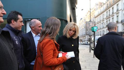 De gauche à droite, Gérard Landrieu, maire de Prévenchères (Lozère), Olivier Maurin, président d’Elovel IGP Agneau, André Baret, président du Cercle 48, et Mélanie Brunet, coprésidente du Cercle 12, présentent « Les enjeux du pastoralisme face aux loups » à Brigitte Macron, place Beauvau à Paris le 28 mars en sortant de l’Élysée. © M.-F. Malterre/GFA
