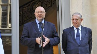 Passation de pouvoir entre Jacques Mézard (à droite) et Stéphane Travert tout juste nommé ministre de l'Agriculture et de l'Alimentation. © C. Faimali / GFA Passation de pouvoir entre Jacques Mézard (à droite) et Stéphane Travert tout juste nommé ministre de l'Agriculture et de l'Alimentation. © C. Faimali / GFA