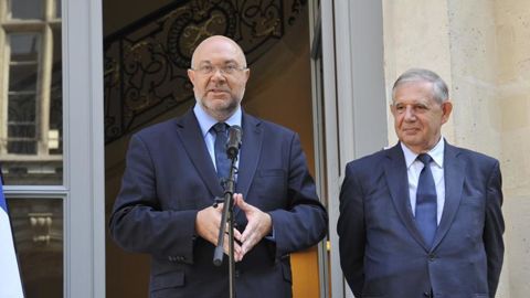 Passation de pouvoir entre Jacques Mézard (à droite) et Stéphane Travert tout juste nommé ministre de l'Agriculture et de l'Alimentation. © C. Faimali / GFA Passation de pouvoir entre Jacques Mézard (à droite) et Stéphane Travert tout juste nommé ministre de l'Agriculture et de l'Alimentation. © C. Faimali / GFA