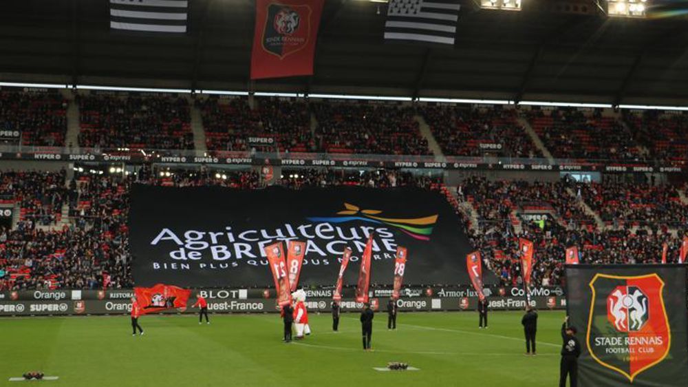 Grand moment d’émotion dans le stade lors de la montée du Tifo aux couleurs des Agriculteurs de Bretagne lors du match de foot entre le Stade rennais et le FC Metz 14 avril 2018 à Rennes. © I. Lejas.