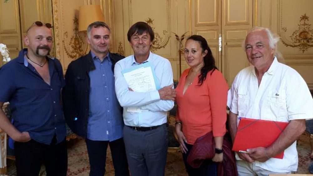 Entrevue entre Nicolas Hulot (au centre) et la délégation de la Confédération paysanne menée par son porte-parole, Laurent Pinatel (deuxième en partant de la gauche). © Confédération paysanne