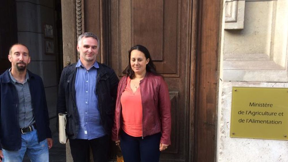 De gauche à droite : Nicolas Girod, secrétaire national en charge de l’élevage, Laurent Pinatel, porte-parole, et Temanuata Girard, secrétaire générale de la Confédération paysanne. © T. Dhelin/GFA