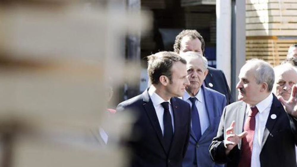 Emmanuel Macron lors de sa visite de la scierie Germain-Mougenot à Saulxures-sur-Moselotte (Vosges) le 18 avril 2018. © Twitter/Emmanuel Macron