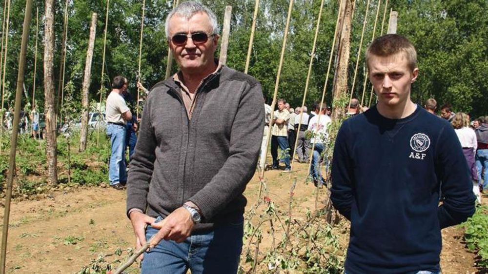 200 professionnels arboricoles s’étaient rassemblés le 31 mai 2014 dans le verger dévasté d’Alain Chignac à Concèze (ici avec son fils). © Monique Roque-Marmeys