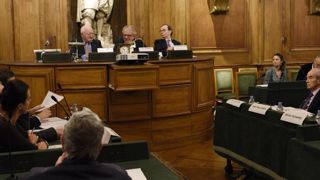 Colloque « Droits et personnalité juridique de l’animal » organisé par la Fondation droit animal, éthique et science (LFDA) à l’Institut de France, en présence de Robert Badinter (à droite dans la salle). À la tribune, et de gauche à droite : Jean-Paul Costa, juriste, Olivier Duhamel, président de la fondation nationale des sciences politiques, et Louis Schweitzer, président de la LFDA. © C. Faimali/GFA Colloque « Droits et personnalité juridique de l’animal » organisé par la Fondation droit animal, éthique et science (LFDA) à l’Institut de France, en présence de Robert Badinter (à droite dans la salle). À la tribune, et de gauche à droite : Jean-Paul Costa, juriste, Olivier Duhamel, président de la fondation nationale des sciences politiques, et Louis Schweitzer, président de la LFDA. © C. Faimali/GFA