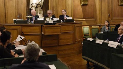 Colloque « Droits et personnalité juridique de l’animal » organisé par la Fondation droit animal, éthique et science (LFDA) à l’Institut de France, en présence de Robert Badinter (à droite dans la salle). À la tribune, et de gauche à droite : Jean-Paul Costa, juriste, Olivier Duhamel, président de la fondation nationale des sciences politiques, et Louis Schweitzer, président de la LFDA. © C. Faimali/GFA Colloque « Droits et personnalité juridique de l’animal » organisé par la Fondation droit animal, éthique et science (LFDA) à l’Institut de France, en présence de Robert Badinter (à droite dans la salle). À la tribune, et de gauche à droite : Jean-Paul Costa, juriste, Olivier Duhamel, président de la fondation nationale des sciences politiques, et Louis Schweitzer, président de la LFDA. © C. Faimali/GFA