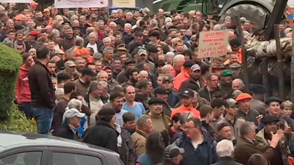 Manifestation à La Bastide-de-Sérou (Ariège) le 5 mai 2018 contre un rassemblement dans cette même commune de quinze associations écologistes sur fond de réintroduction de l’ours. © YouTube France 3 Occitanie