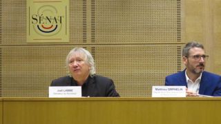 Joël Labbé, sénateur du Morbihan, prépare un durcissement de la loi qui interdit l’emploi des produits phytosanitaires de synthèse dans les espaces publics et les jardins de particuliers. © C. Fricotté/GFA Joël Labbé, sénateur du Morbihan, prépare un durcissement de la loi qui interdit l’emploi des produits phytosanitaires de synthèse dans les espaces publics et les jardins de particuliers. © C. Fricotté/GFA