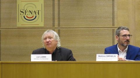 Joël Labbé, sénateur du Morbihan, prépare un durcissement de la loi qui interdit l’emploi des produits phytosanitaires de synthèse dans les espaces publics et les jardins de particuliers. © C. Fricotté/GFA Joël Labbé, sénateur du Morbihan, prépare un durcissement de la loi qui interdit l’emploi des produits phytosanitaires de synthèse dans les espaces publics et les jardins de particuliers. © C. Fricotté/GFA
