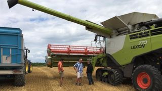 Xavier Bertrand (à droite) échange avec des agriculteurs le 14 juillet dernier. © Compte Twitter de Xavier Bertrand Xavier Bertrand (à droite) échange avec des agriculteurs le 14 juillet dernier. © Compte Twitter de Xavier Bertrand