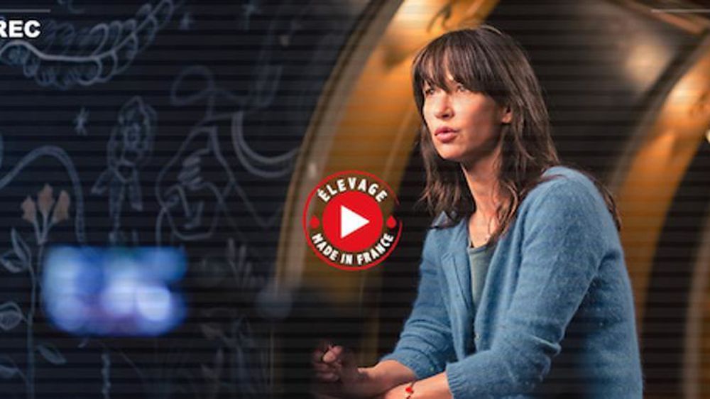 L’association L214 a choisi Sophie Marceau comme ambassadrice pour commenter des images d’une vidéo qui auraient été filmées en mars dernier dans un élevage de 180 000 poules pondeuses en cage, situé dans les Côtes-d’Armor. © L214