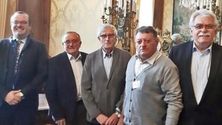 Des retraités de l’Anraf, Michel Sabin, Roger Treneule et Guy Soulage, entourés des députés Damaisin (à gauche) et Chassaigne, le 5 novembre à l’Élysée. Des retraités de l’Anraf, Michel Sabin, Roger Treneule et Guy Soulage, entourés des députés Damaisin (à gauche) et Chassaigne, le 5 novembre à l’Élysée.