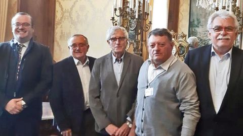Des retraités de l’Anraf, Michel Sabin, Roger Treneule et Guy Soulage, entourés des députés Damaisin (à gauche) et Chassaigne, le 5 novembre à l’Élysée. Des retraités de l’Anraf, Michel Sabin, Roger Treneule et Guy Soulage, entourés des députés Damaisin (à gauche) et Chassaigne, le 5 novembre à l’Élysée.