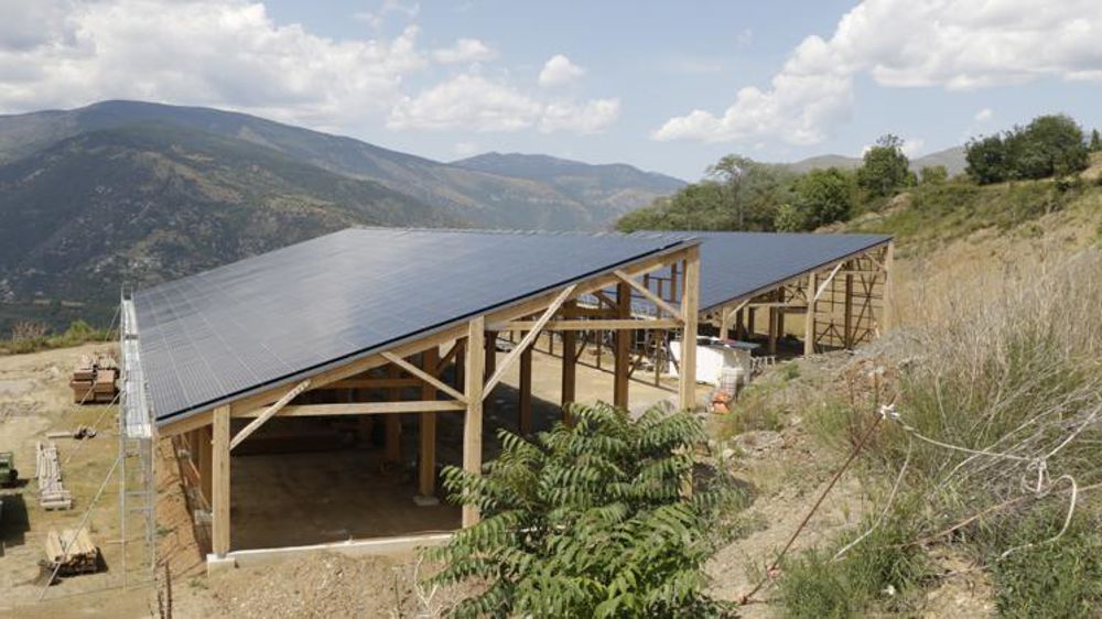 Construction de deux hangars agricoles avec toiture photovoltaïque dans les Pyrénées. © Vincent Gobert