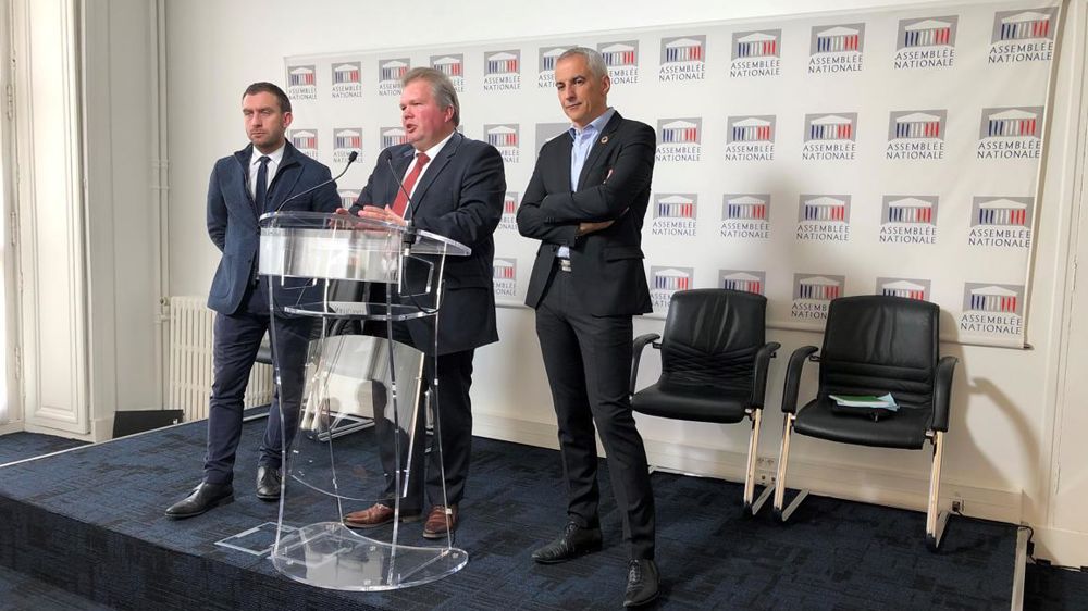 Jean-Baptiste Moreau, au micro, et Jean-Luc Fugit (à droite), tous deux corapporteurs de la mission d’information sur le suivi de la stratégie de sortie du glyphosate, ainsi que Julien Dive, le président. © I. Lartigot/GFA