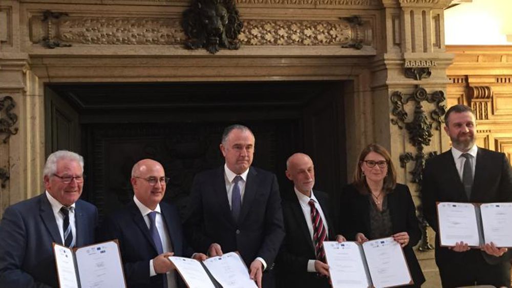 Didier Guillaume, ministre de l’Agriculture (au centre), et Pier Luigi Gilbert, directeur général du Fonds européen d’investissement (troisième en partant de la droite), entourés des représentants des établissements bancaires du Crédit Mutuel, d’Arkéa, du Crédit Agricole et du groupe BPCE. © B. Quantinet