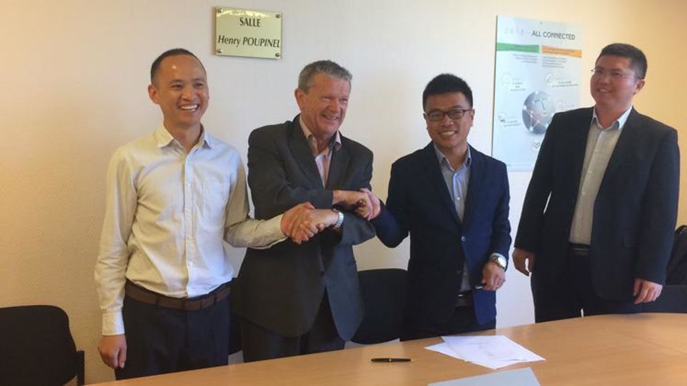 Jean-Marie Savalle est entouré de Xiao Peng Lu et de Gang He, responsables de Sino-Info. © V. Gobert/GFA