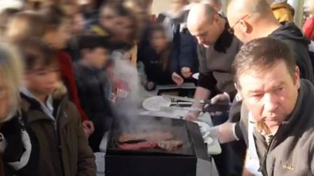 Des parents d’élèves ont organisé une dégustation de viande dans la cour du collège pour dénoncer la malbouffe servie aux élèves. © DR