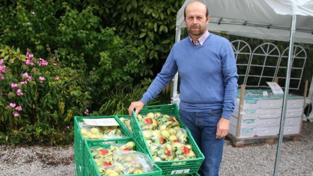 Emmanuel Dalle a remis mercredi matin 500 kg de pommes et de poires via l’association Solaal qui fait le lien depuis 2013, entre les agriculteurs qui souhaitent faire des dons et les associations d’aide alimentaire. © B.Cailliez