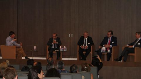 De gauche à droite : Arnaud Carpon, journaliste, Luc Vernet, cofondateur de Farm Europe, Christophe Hillairet, président de la chambre d’agriculture de l’Île-de-France, Pekka Pesonen, secrétaire général du Copa-Cogeca, Pierre Bascou, directeur de la direction en charge de la durabilité et de l’aide au revenu, à la direction générale de l’Agriculture de la Commission européenne. © M.Salset/GFA