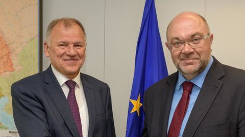 Stéphane Travert, à droite, et Vytenis Andriukaitis, le commissaire européen à la Santé, hier, le 25 septembre 2017, à Bruxelles. © Union européenne Stéphane Travert, à droite, et Vytenis Andriukaitis, le commissaire européen à la Santé, hier, le 25 septembre 2017, à Bruxelles. © Union européenne
