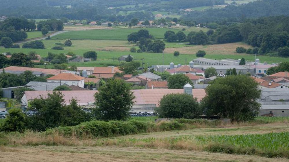 Ferme laitière, au premier plan, au milieu d’un village espagnol (photo d’illustration). © Eutropio Rodríguez/GFA