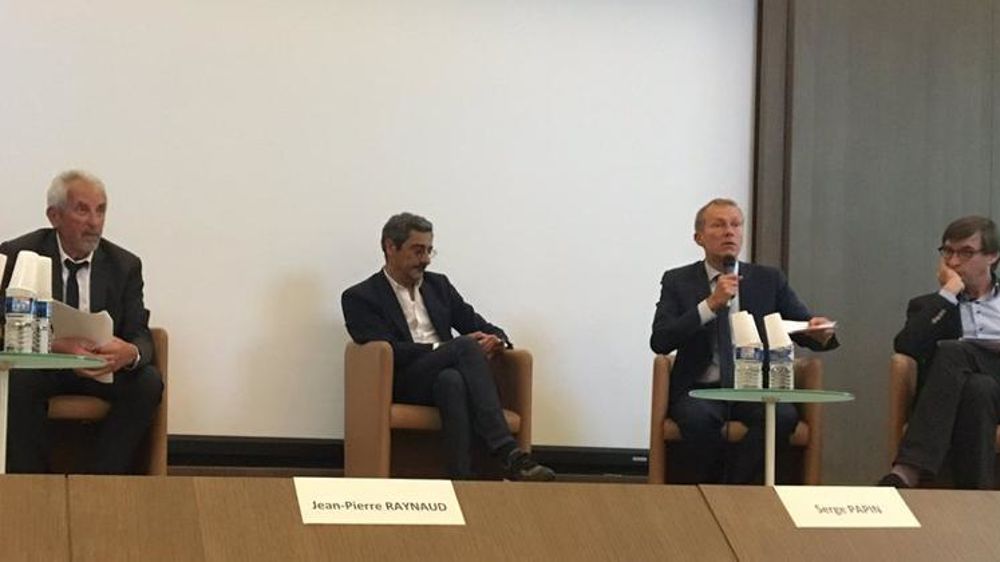 De gauche à droite, Jean-Pierre Raynaud (président de la commission agricole des Régions de France), Serge Papin (président de Système U), Guillaume Garot (député de la Mayenne et ancien ministre délégué à l’Agroalimentaire) et Sébastien Windsor (président d’Unilasalle). © Twitter/APCA