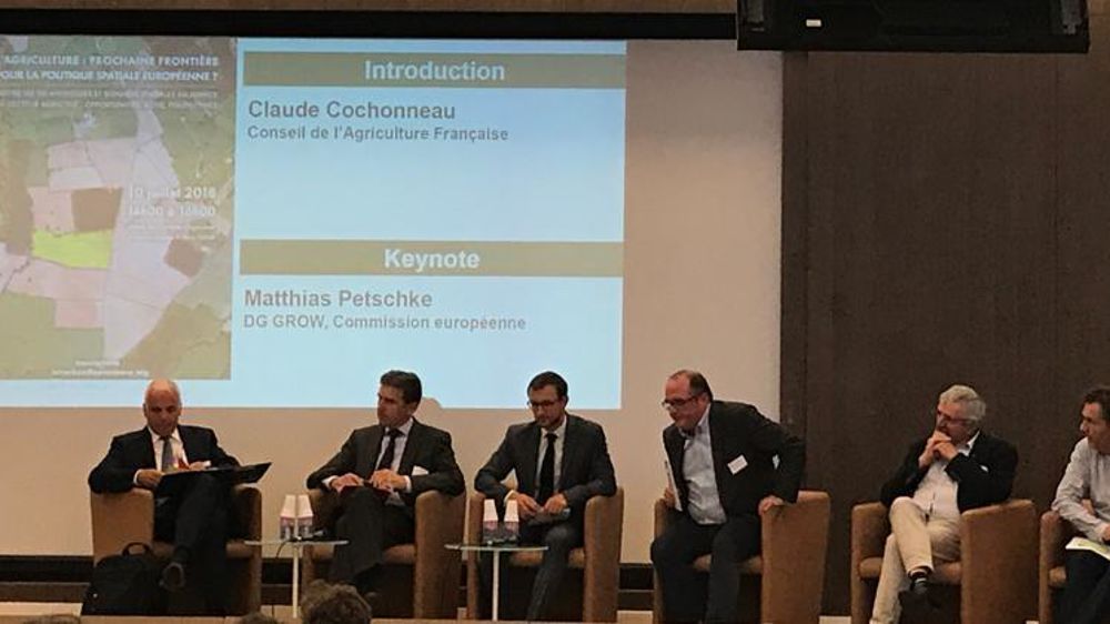 De gauche à droite, les intervenants de la table ronde sur « L’agriculture : prochaine frontière pour la politique spatiale européenne » : Maurice Borgeaud (chef du département des sciences, Agence spatiale européenne), Matthias Petschke (directeur politique spatial UE, DG Grow), Lucas Buthion (directeur du bureau d’Eurospace à Bruxelles), David Hello (directeur général de TerraNIS), Hervé Pillaud (agriculteur) et Philippe Maisongrande (directeur des innovations, des applications et de la scienc