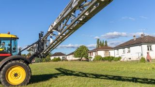 Le ministère de la Transition écologique a annoncé que les zones de non-traitement pour protéger les riverains lors de la pulvérisation de produits phytosanitaires seront de 3 à 20 mètres. © Claudius Thiriet Le ministère de la Transition écologique a annoncé que les zones de non-traitement pour protéger les riverains lors de la pulvérisation de produits phytosanitaires seront de 3 à 20 mètres. © Claudius Thiriet