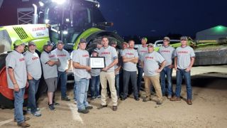 Tate Mesbergen et son équipe posant avec l’attestation officielle de record du monde Claas. Tate Mesbergen et son équipe posant avec l’attestation officielle de record du monde Claas.