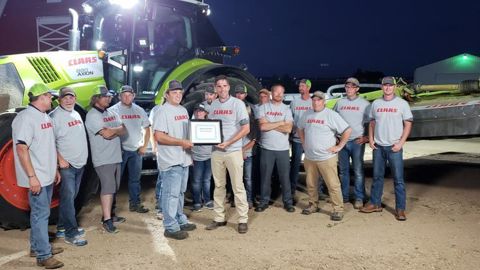 Tate Mesbergen et son équipe posant avec l’attestation officielle de record du monde Claas. Tate Mesbergen et son équipe posant avec l’attestation officielle de record du monde Claas.