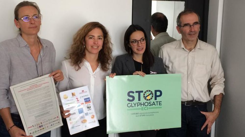 Karine Jacquemart, de Foodwatch, Mika Leandro, de WeMove.EU, Elodie Audonnet, de La ligue contre le cancer, et François Veillerette, de Générations futures, ont remis au président de la République vendredi 20 octobre une lettre ouverte signée par 34 ONG demandant l’interdiction du glyphosate. © F. Melix/GFA