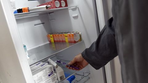 Photo d’illustration : stockage de médicaments dans un réfrigérateur. © Cédric Faimali/GFA Photo d’illustration : stockage de médicaments dans un réfrigérateur. © Cédric Faimali/GFA